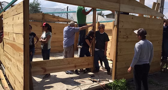 Personas participando en un proyecto comunitario