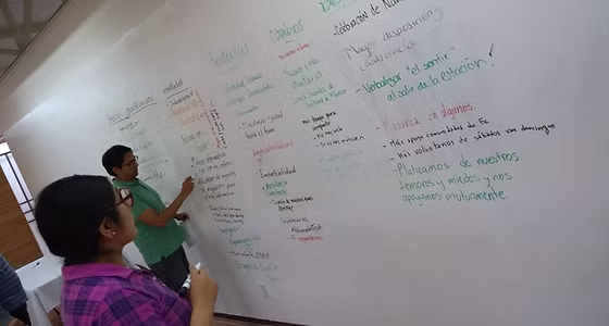 Equipo trabajando en un proceso de planeación